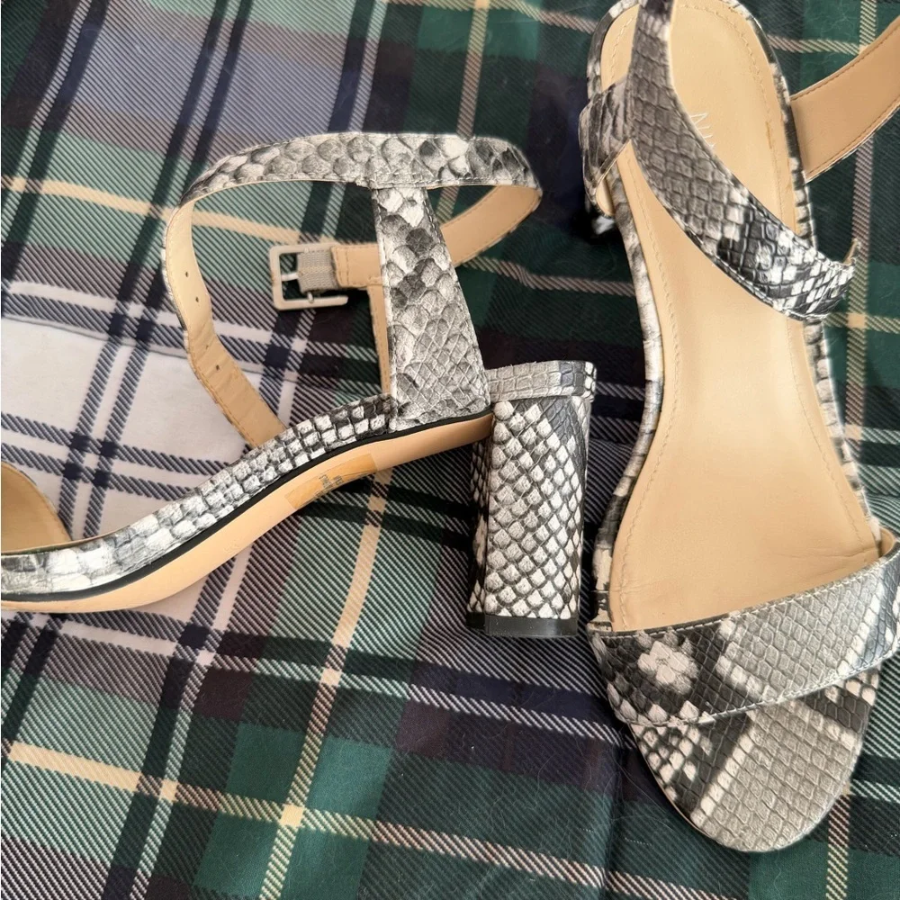 Nine West Black and Gray Snakeskin Heels 3 inch size 6